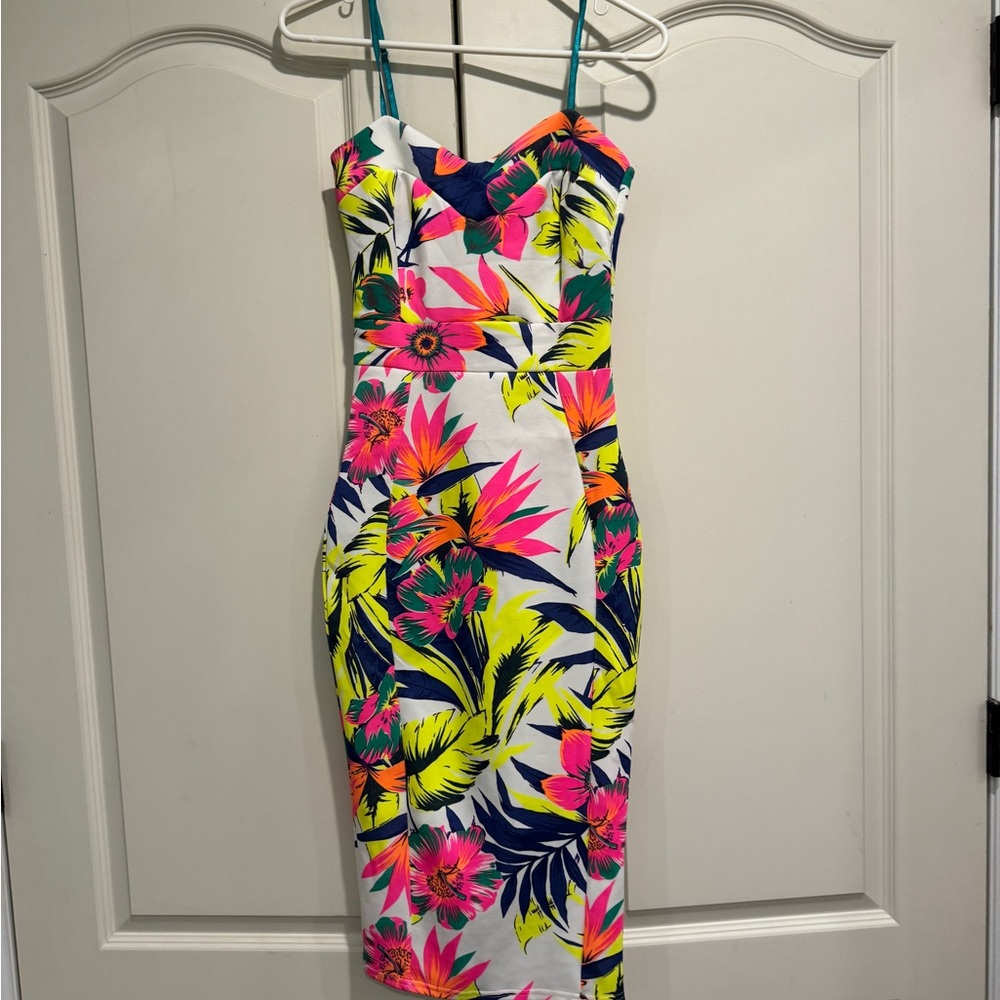 Floral Tropical Print Midi Dress
Small